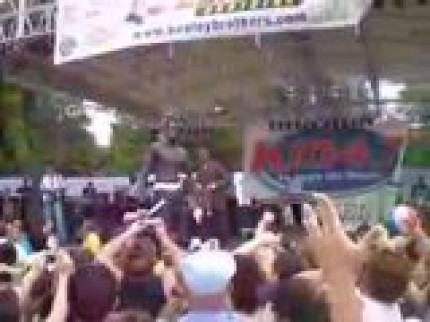 Rappelez-vous - Akon jette un fan Rappelez-vous - Akon jette un fan