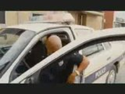 Un policier pète un câble Un policier pète un câble